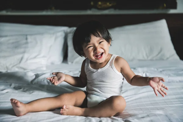 Bebé adorable con expresiones lindas —  Fotos de Stock