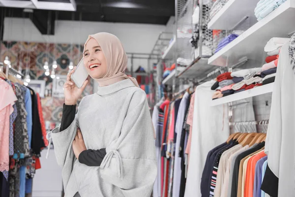 akıllı telefon kullanan kadın 