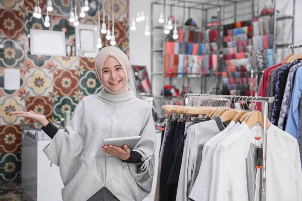 Молодая мусульманская предпринимательница — стоковое фото