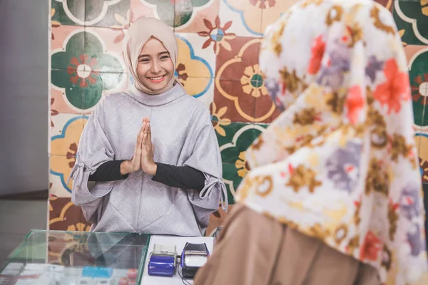 Pekerja wanita yang bahagia menyambut pelanggan — Stok Foto