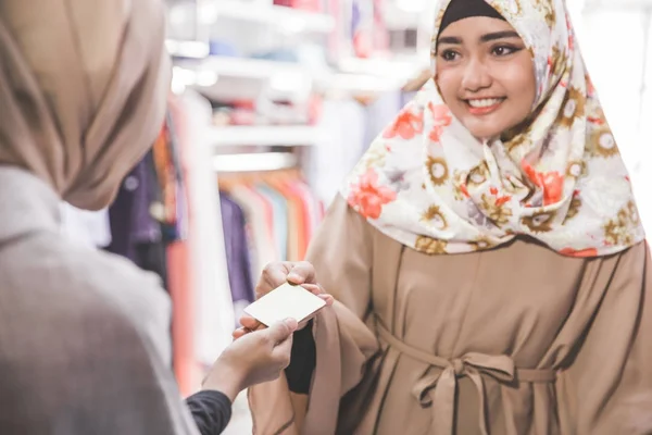 Muslimská žena platí kreditní kartou — Stock fotografie