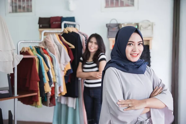 Shop owner and her assistant — Stock Photo, Image