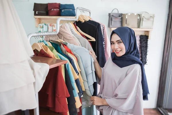 Žena nakupování v módní butik — Stock fotografie