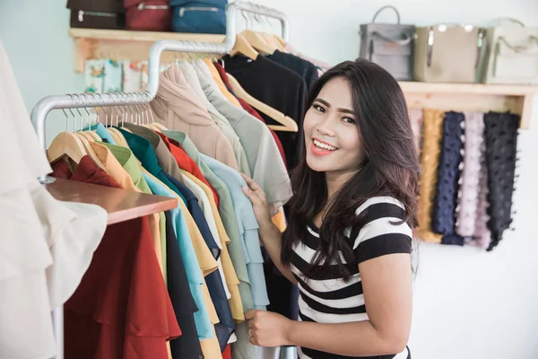 Женщина делает покупки в магазине моды — стоковое фото