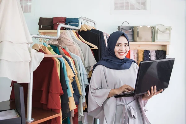 Muslim asian woman entrepreneur — Stock Photo, Image