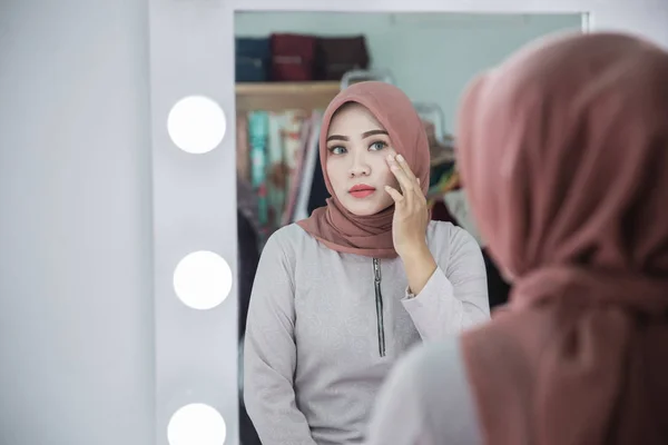 Mulher com hijab olhando para o rosto — Fotografia de Stock