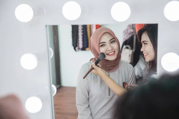 Maquillaje artista aplicación de cosméticos — Foto de Stock