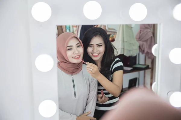 Mujer aplicando maquillaje a su amigo —  Fotos de Stock