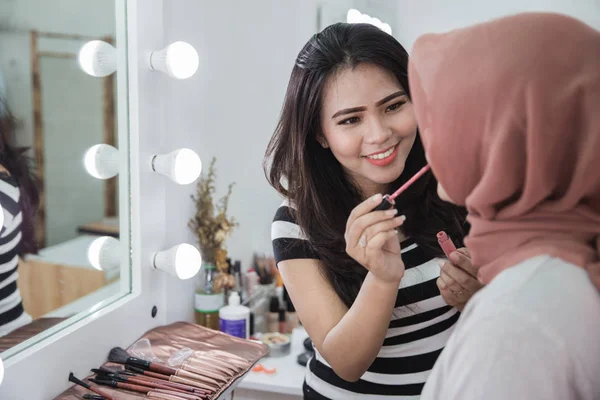 Donna applicando make up per il suo amico — Foto Stock