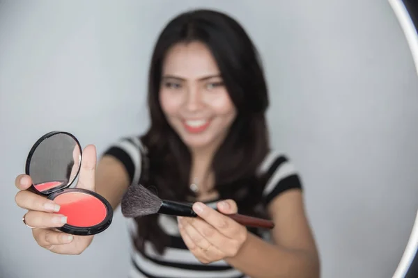 Frau zeigt ihr Make-up-Puder — Stockfoto