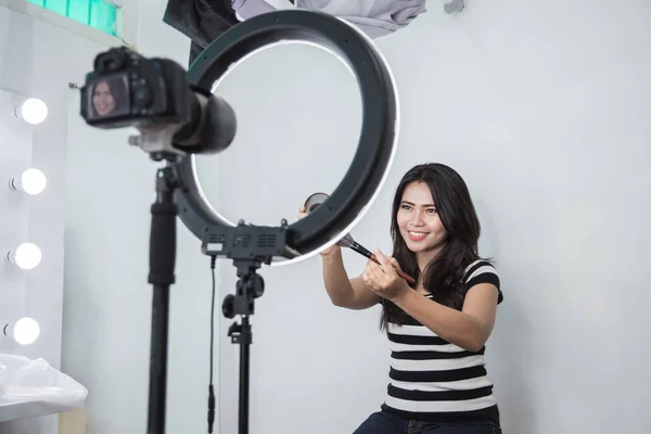 Blogueiro de beleza tutorial de gravação — Fotografia de Stock