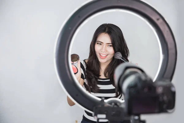 Beauty-Bloggerin nimmt Anleitung auf — Stockfoto