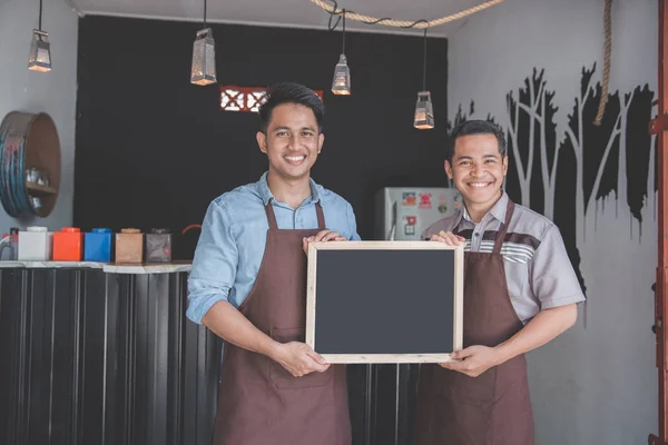 Partner mit Tafel-Schild — Stockfoto