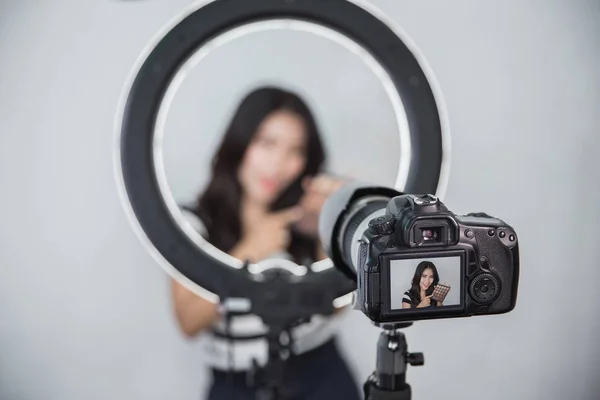 Vrouw weergegeven: make-up tutorial — Stockfoto