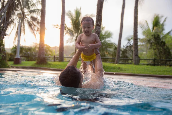 Apa és fia, élvezi a medencében — Stock Fotó
