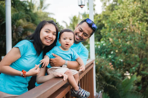 Familia disfrutando de su tiempo —  Fotos de Stock