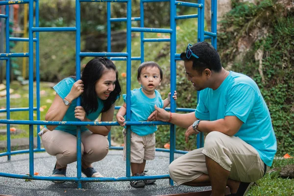Asiática familia tener divertido —  Fotos de Stock