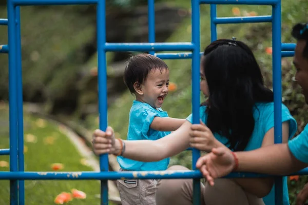 Knappe Aziatische jongetje glimlachend — Stockfoto