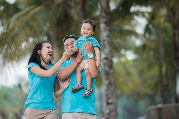 Famille de trois personnes s'amusant ensemble — Photo