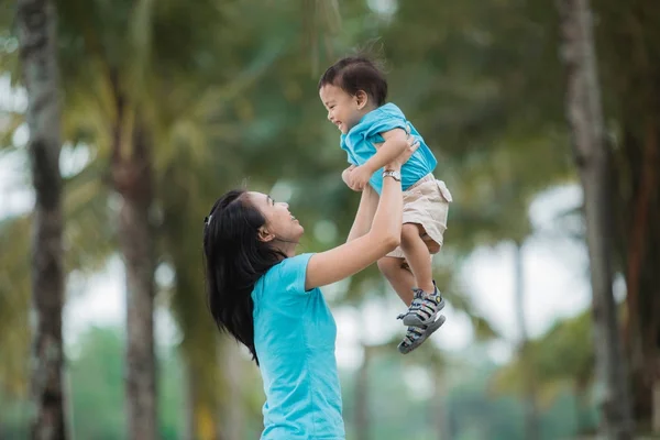 Glücklich asiatische Mutter mit Ihr Sohn — Stockfoto