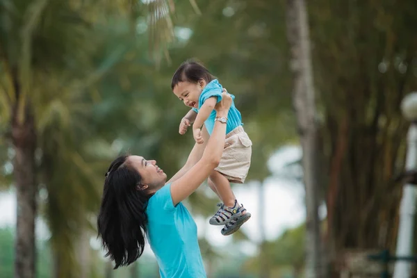 Glücklich asiatische Mutter mit Ihr Sohn — Stockfoto