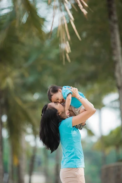 Anne oğlunu taşıyan — Stok fotoğraf