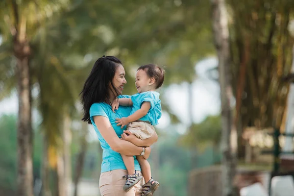 Bella madre e suo figlio — Foto Stock