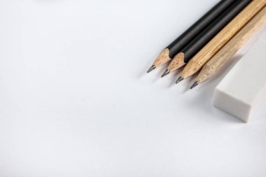 boş kağıt üzerinde silgi kalem keskin