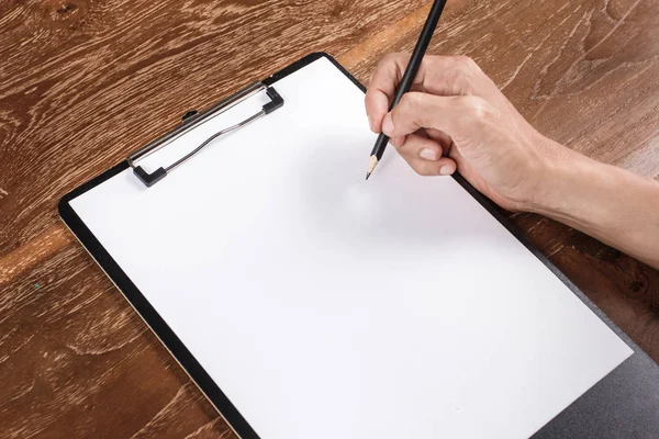 Mão segurando lápis e papel timbrado em branco para identidade corporativa — Fotografia de Stock