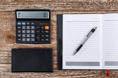 yukarı üzerinde ahşap adam sahte hesap makinesi ve iş için not defteri