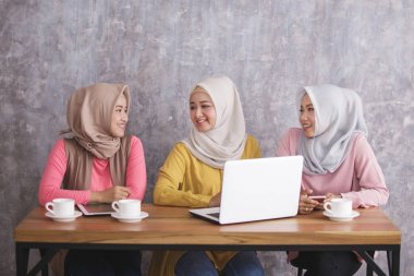 café'de konuşmayı üç güzel kardeşler