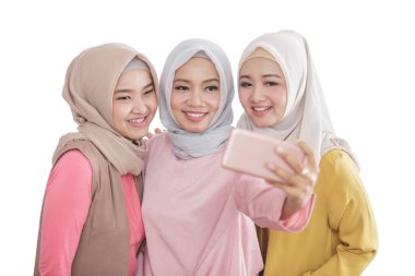 mobilephone kamera kullanarak selfies alarak üç güzel kardeşler