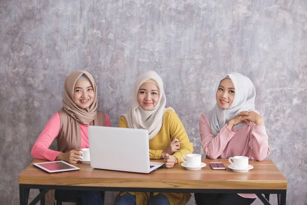 Three siblings wearing hijab having project together — Stock Photo, Image