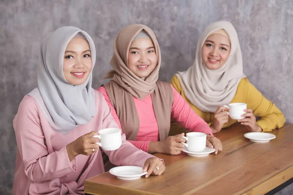 Três bela mulher muçulmana tendo um tempo de café juntos — Fotografia de Stock