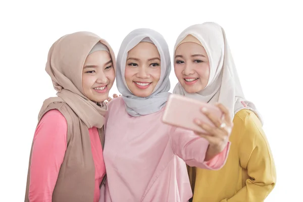 Tre vackra syskon tar selfies med mobiltelefon kamera — Stockfoto