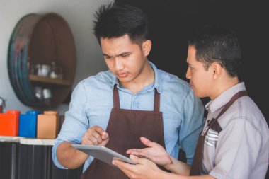 kahve dükkanı sahibi tablet kullanma onun çalışanla tartışıyor