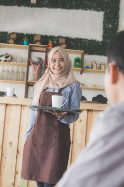 kadın garson kahve café'de hizmet veren