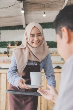 kahve ile hizmet bir kafede oturan adam