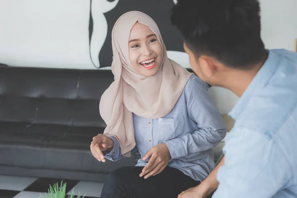 Ter uma boa conversa no café — Fotografia de Stock