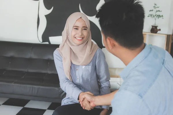 Pasangan bisnis pria dan wanita berjabat tangan. — Stok Foto