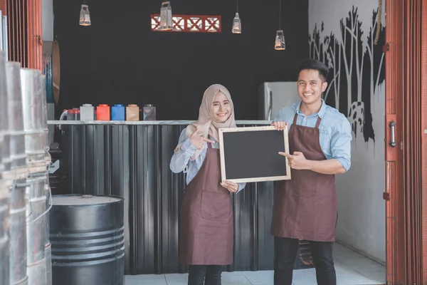 Parceiro de negócios abrir sua loja de café — Fotografia de Stock