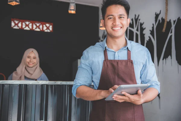 Kleinunternehmer in seinem Café — Stockfoto