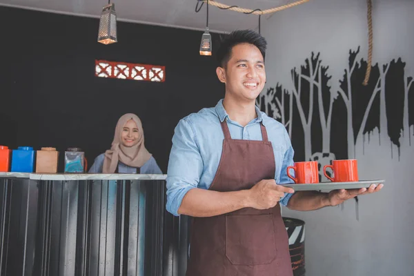 Bandeja de espera del camarero cafetería con dos taza de café — Foto de Stock