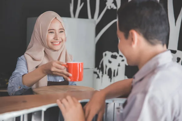 Pria yang duduk di sebuah bar kafe disajikan dengan kopi — Stok Foto