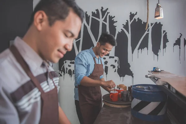 Två små café ägare upptagna med att arbeta — Stockfoto
