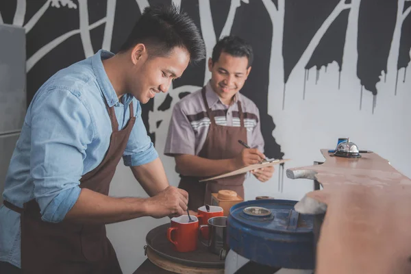 Deux petit propriétaire de café occupé à travailler — Photo