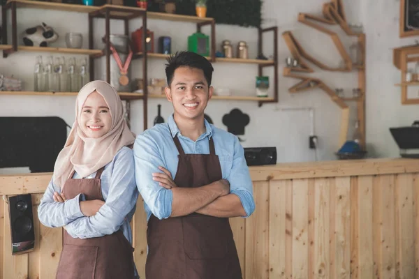 Два владельца кафе, стоящих со скрещенными руками — стоковое фото
