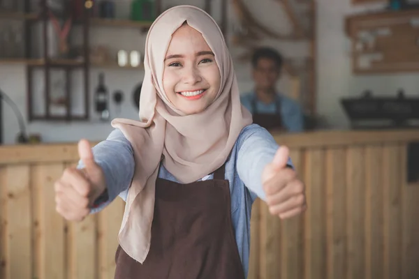 Moslimvrouw ondernemer concept duim opdagen — Stockfoto