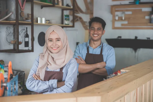 Zwei Café-Besitzer stehen mit verschränkten Armen — Stockfoto