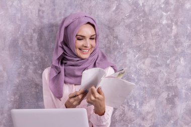 güzel üniversite öğrencisi bir ders kitabı okuma